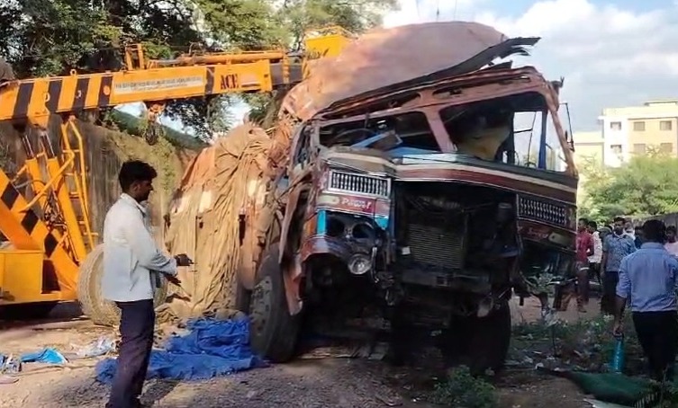 CG : ब्रिज से नीचे गिरा ट्रक, चालक की मौके पर दर्दनाक मौत - CG Sandesh