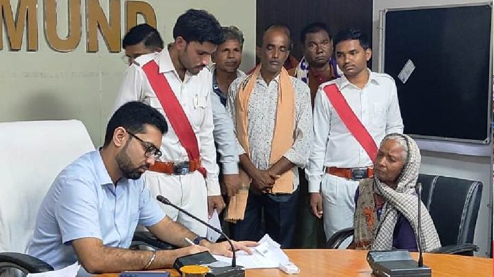 महासमुंद : कलेक्टर लंगेह ने जन चौपाल में सुनी लोगों की मांग ... - CG Sandesh
