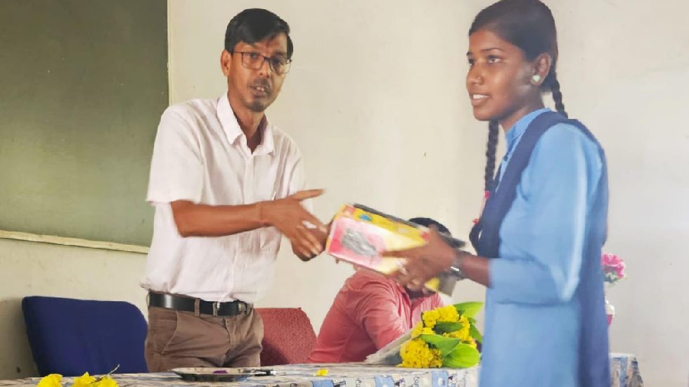 सरायपाली : शासकीय विद्यालय के विद्यार्थियों को दानदाता से मि... - CG Sandesh