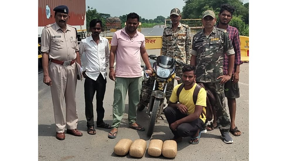 सिंघोड़ा : 1 लाख 26 हजार रूपये के गांजे के साथ तस्कर गिरफ्तार - CG Sandesh
