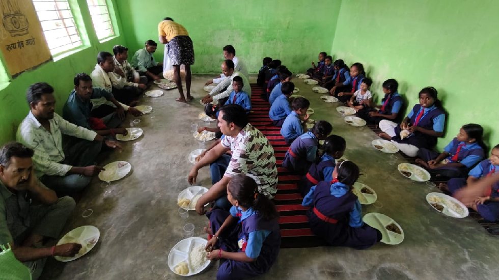बसना : शासकीय प्राथमिक शाला बिलखंड के प्रधान पाठक के जन्म दि... - CG Sandesh