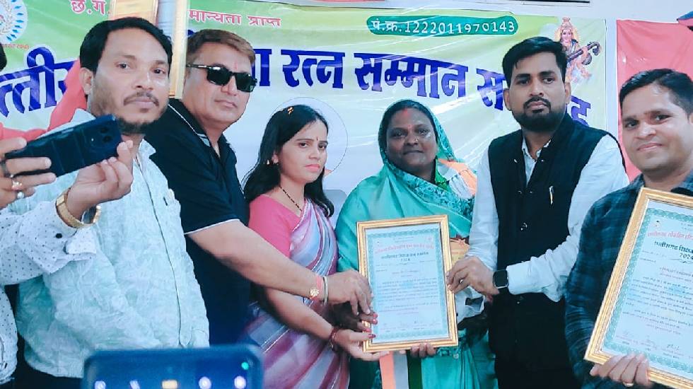 छत्तीसगढ़ शिक्षा रत्न से सम्मानित हुए सेजेस बसना के व्याख्यात... - CG Sandesh