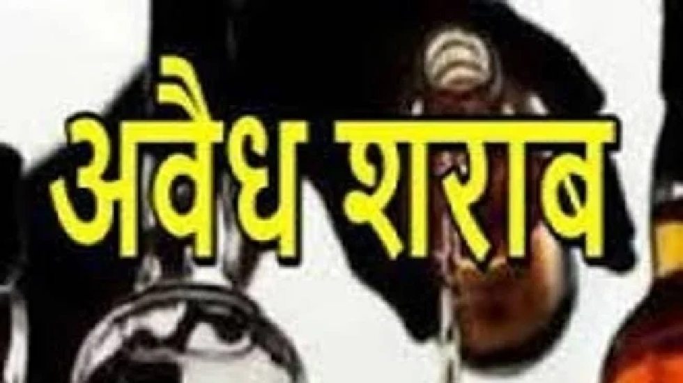 बसना : आंगन में बिक्री के लिए रखे अवैध शराब के साथ बुजुर्ग ग... - CG Sandesh