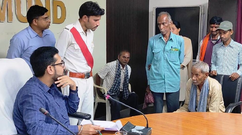 महासमुंद : कलेक्टर ने जनदर्शन में संवेदनशीलता पूर्वक सुनी आम... - CG Sandesh