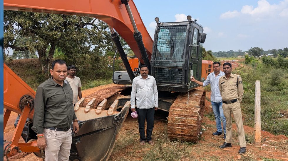 महासमुंद : राजस्व विभाग द्वारा अवैध उत्खनन करते दो चैन माउंट... - CG Sandesh
