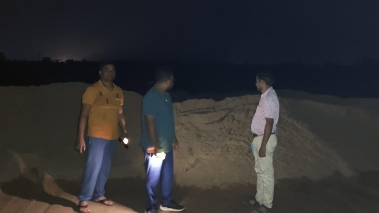 महासमुंद : अवैध रेत डंपिंग पर सतत कारवाई, पिथौरा मे भी एसडीए... - CG Sandesh