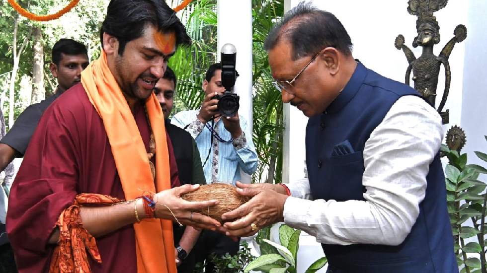 मुख्यमंत्री ने बागेश्वर धाम के पीठाधीश्वर पं. धीरेंद्र शास्त... - CG Sandesh
