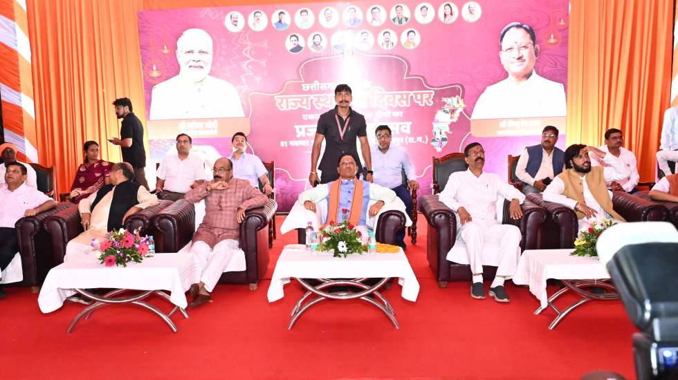 छत्तीसगढ़ राज्य स्थापना दिवस पर 11 हजार दीपों से रौशन हुआ एक... - CG Sandesh