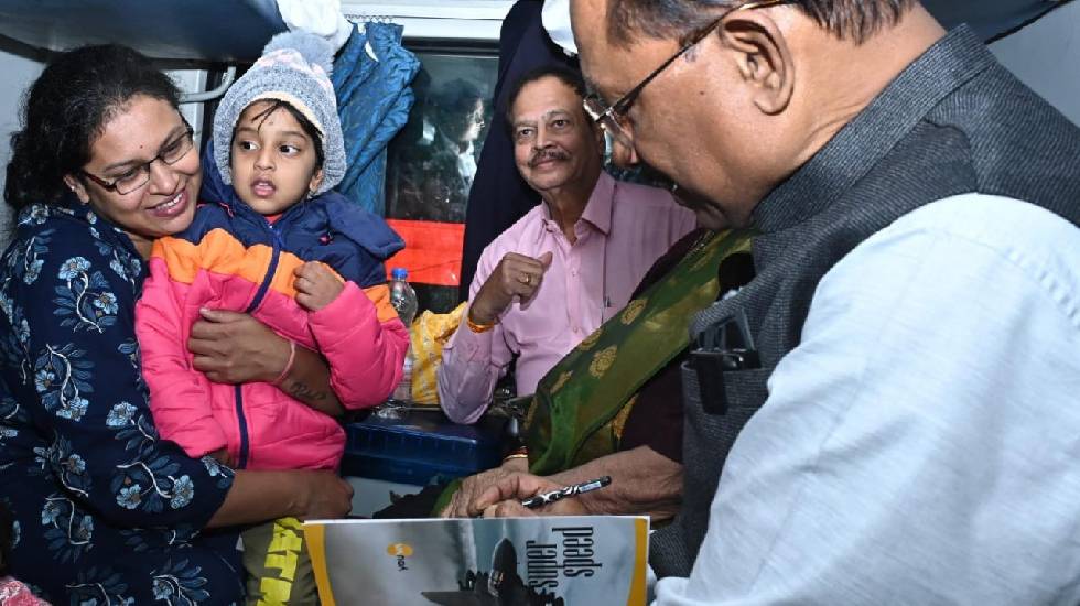 मुख्यमंत्री की सरलता और आत्मीयतापूर्ण वार्तालाप ने रेलयात्रि... - CG Sandesh