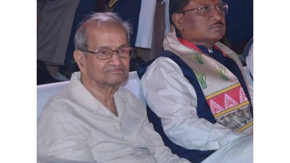 भारत मंडपम में दूर से खड़े खड़े कार्यक्रम देख रहे थे एक बुजु... - CG Sandesh
