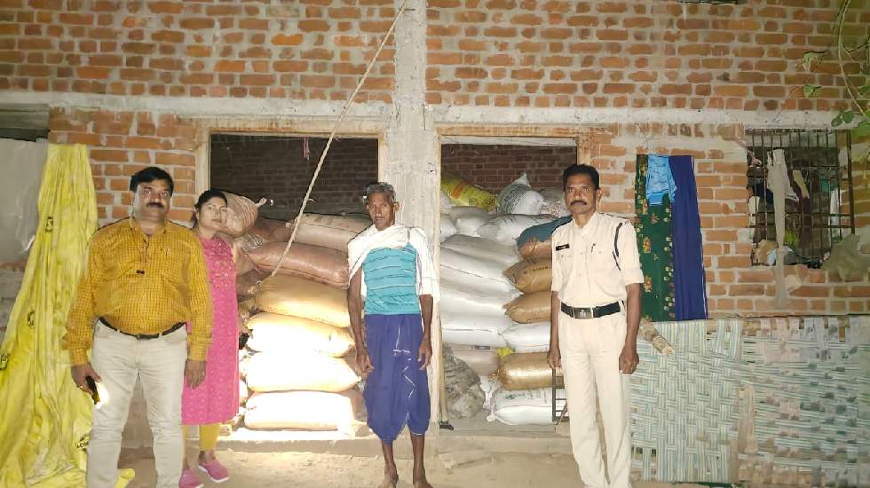 बसना के ग्राम अंकोरी में 879 कट्टा धान जब्त - CG Sandesh