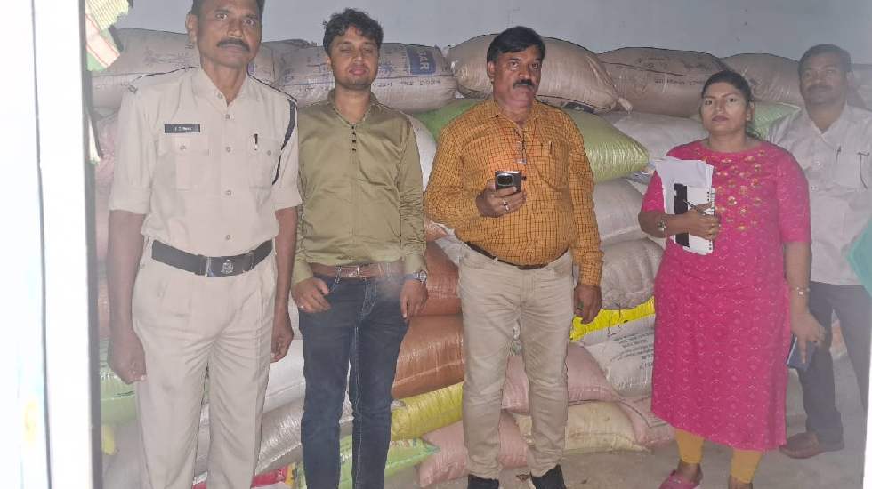 बसना : धान जब्ती की कारवाई करने पहुँचे अधिकारियो से बदसलुकी ... - CG Sandesh
