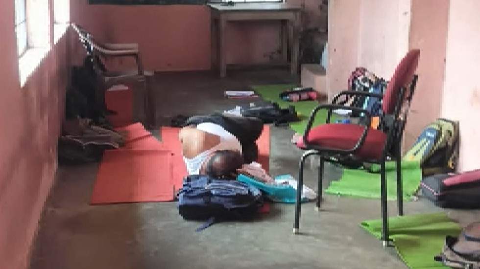 छात्रों के बैग को तकिया बनाकर स्कूल में सो गया शिक्षक - CG Sandesh