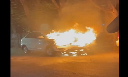 CG : खड़ी कार में लगी भीषण आग, मौके पर दमकल की टीम..