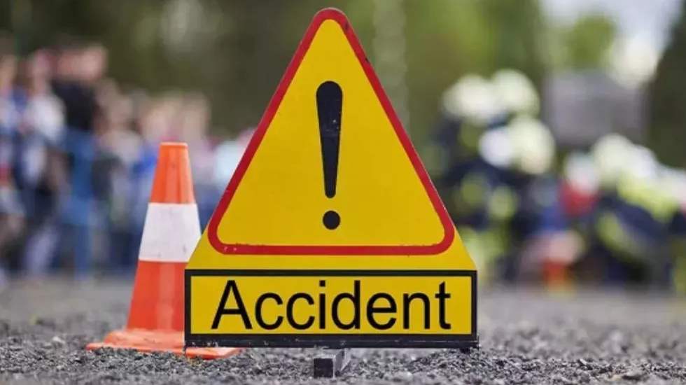 पटेवा : पिकअप वाहन डिवाइडर से टकराकर पलटी, युवक की मौत - CG Sandesh