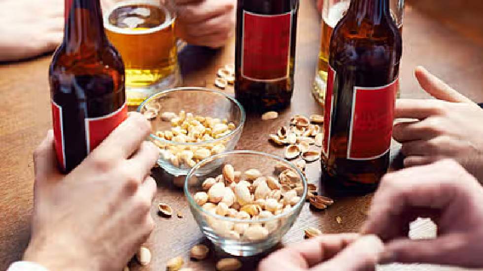 सांकरा और पटेवा पुलिस ने शराब पीने का साधन उपलब्ध कराने वालों पर की कार्रवाई