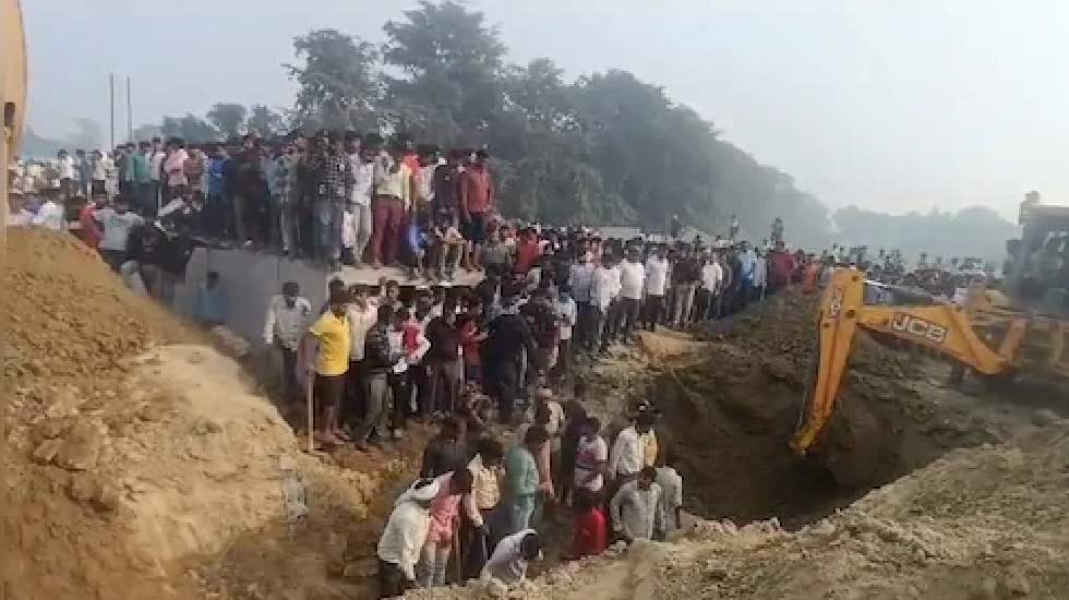 मिट्टी खोदने के दौरान बड़ा हादसा, 4 महिलाओं की मौत - CG Sandesh