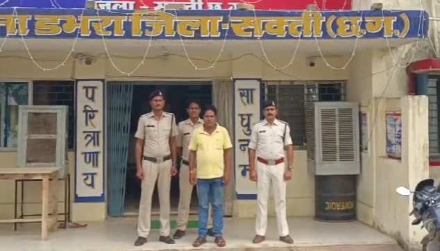 CG : डोर टू डोर कचरा कलेक्शन करने वाली दो महिला कर्मचारियों ... - CG Sandesh