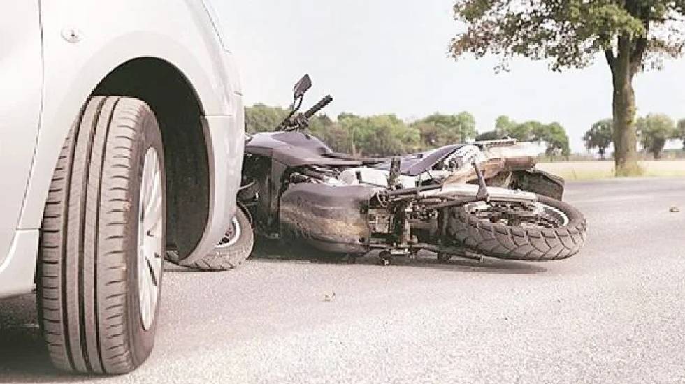 पटेवा : कार ने दो बाइक को मारी ठोकर, तीन घायल... - CG Sandesh