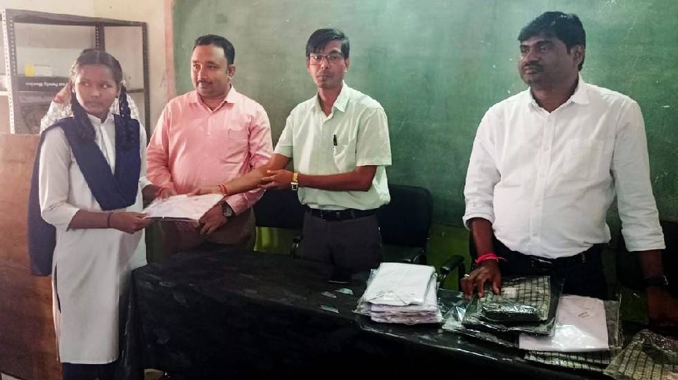सरायपाली : नवागढ़ हाईस्कूल के विद्यार्थियों को मिला गणवेश और ... - CG Sandesh
