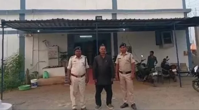 CG : सर्दी-खांसी ठीक करने के नाम पर तीन लोगों को पिलाई दवा, एक की हो गई मौत, आरोपी गिरफ्तार