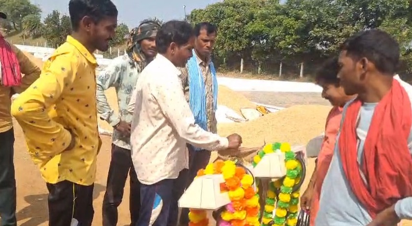 महासमुंद : आज से समर्थन मूल्य पर धान खरीदी शुरू, जिले में 13... - CG Sandesh