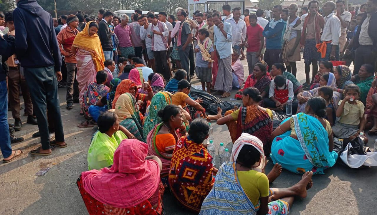 महासमुंद : सड़क हादसे में 3 मौत, आक्रोशित परिजनों का टोल प्ल... - CG Sandesh