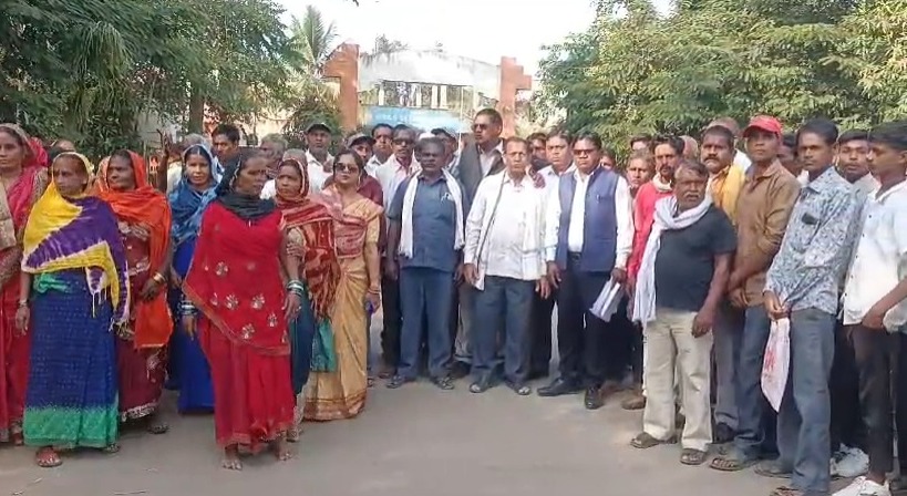 महासमुंद : सरपंच देता है जाति सूचक गाली, सरकारी जमीन पर भी क... - CG Sandesh