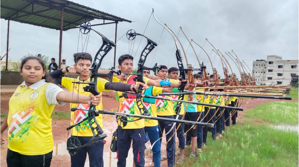 महासमुंद : सफलता की कहानी : आदिवासी बच्चों को तीरंदाजी खेल म... - CG Sandesh