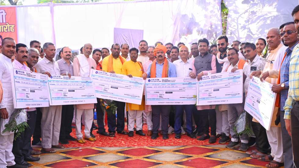 दीपावली के पूर्व उपमुख्यमंत्री ने बोनस राशि का वितरण कर किसा... - CG Sandesh