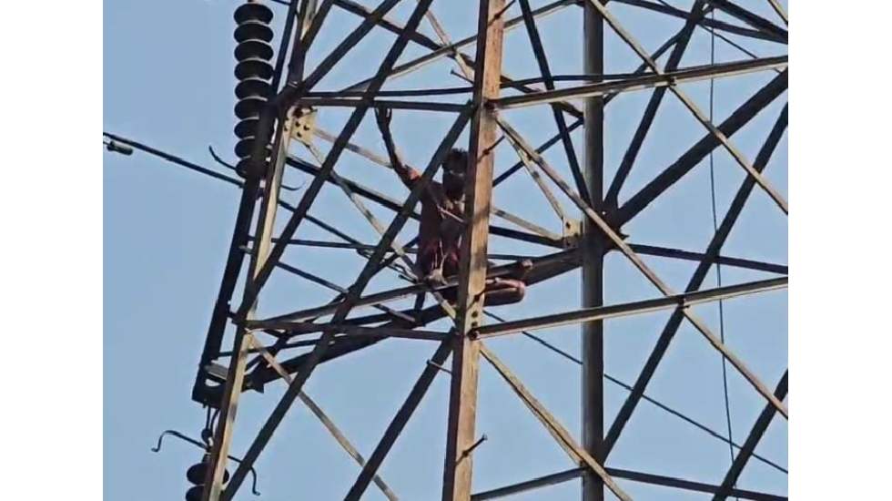 CG : शराब पीने के लिए पत्नी ने नहीं दिए पैसे, 60 फिट ऊँचे हा... - CG Sandesh