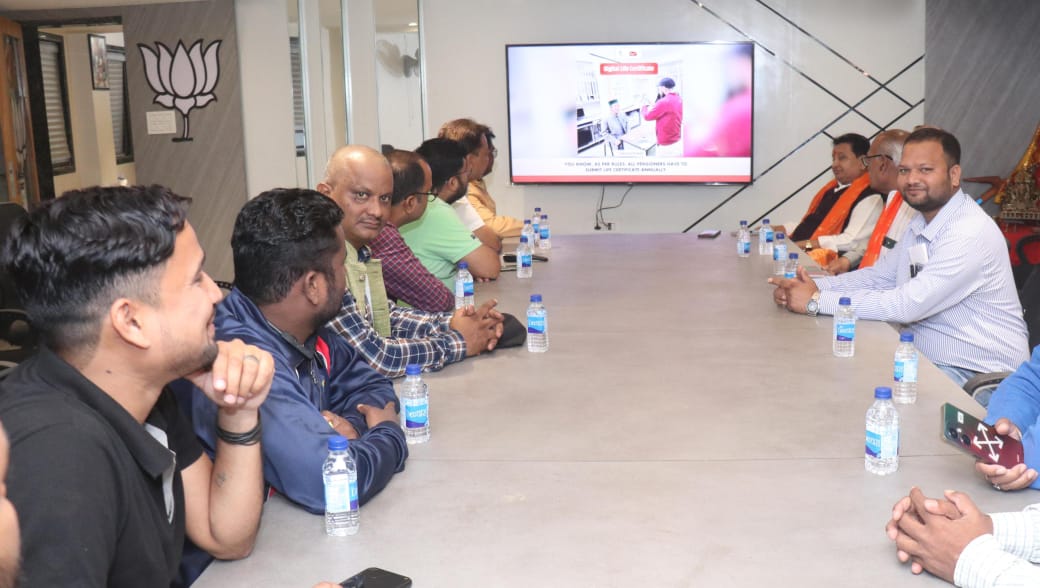 विधायक कार्यालय बसना में पीएम मोदी के 'मन की बात' का 116वां ... - CG Sandesh