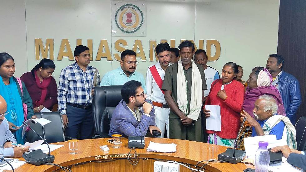 महासमुंद : कलेक्टर ने जन चौपाल में आत्मीयता से सुनी लोगों की... - CG Sandesh