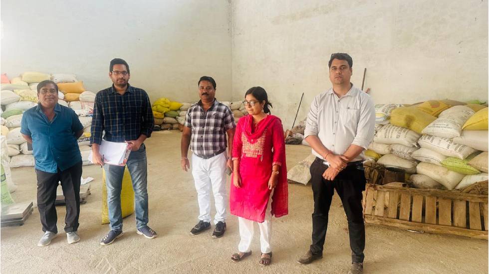 सरायपाली : साई कृपा ट्रेडर्स के गोदाम से 500 क्विंटल अवैध धा... - CG Sandesh