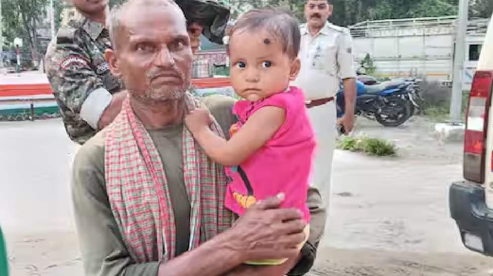 लोन चुकाने के लिए अपने ही मासूम बच्चे को बेचा... - CG Sandesh