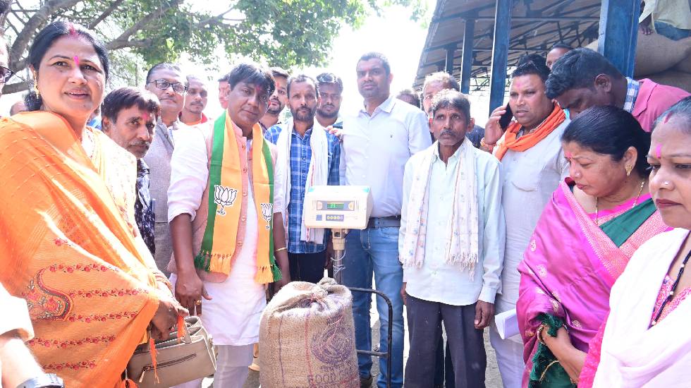 महासमुंद : धान सोसाइटी के नवनियुक्त अध्यक्ष के पदभार ग्रहण म... - CG Sandesh