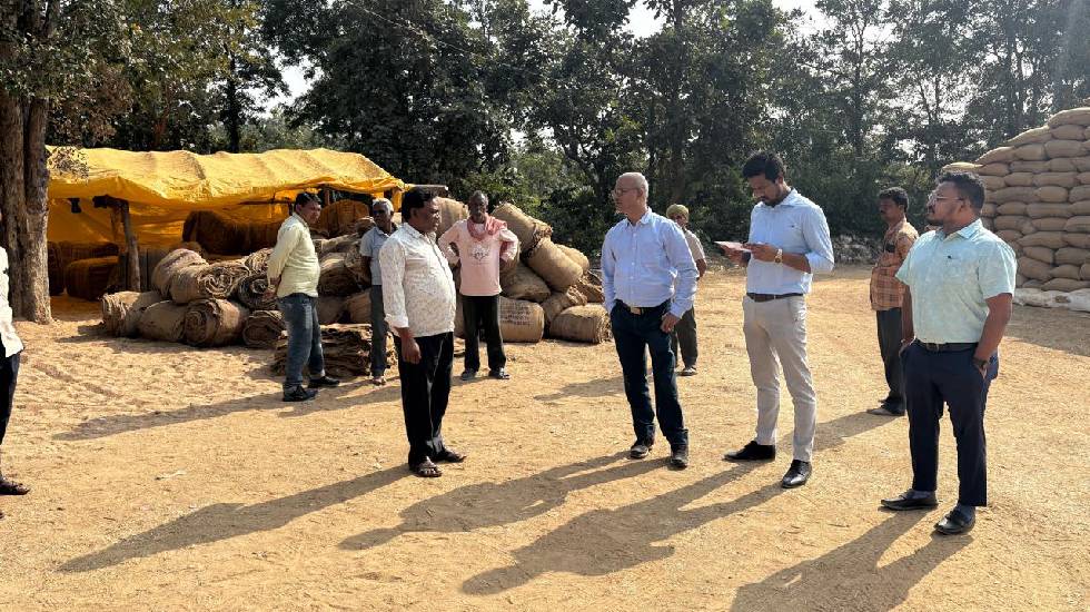 पिथौरा : अपर कलेक्टर साहू ने जांच नाका चरौदा एवं धान खरीदी क... - CG Sandesh