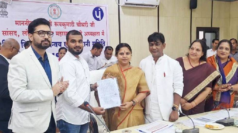 महासमुंद : चार आवेदकों को अनुकम्पा नियुक्ति, पटवारी प्रशिक्ष... - CG Sandesh