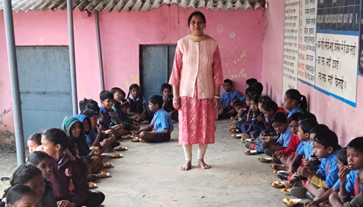 बसना : प्रा शाला बंसुला में बच्चों को दिया गया न्यौता भोज - CG Sandesh