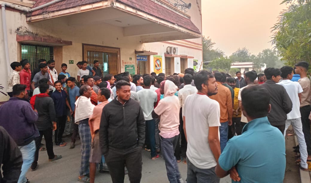 बसना : टोल प्लाजा के पास शव रखकर प्रदर्शन, 5 लाख रुपये के मु... - CG Sandesh