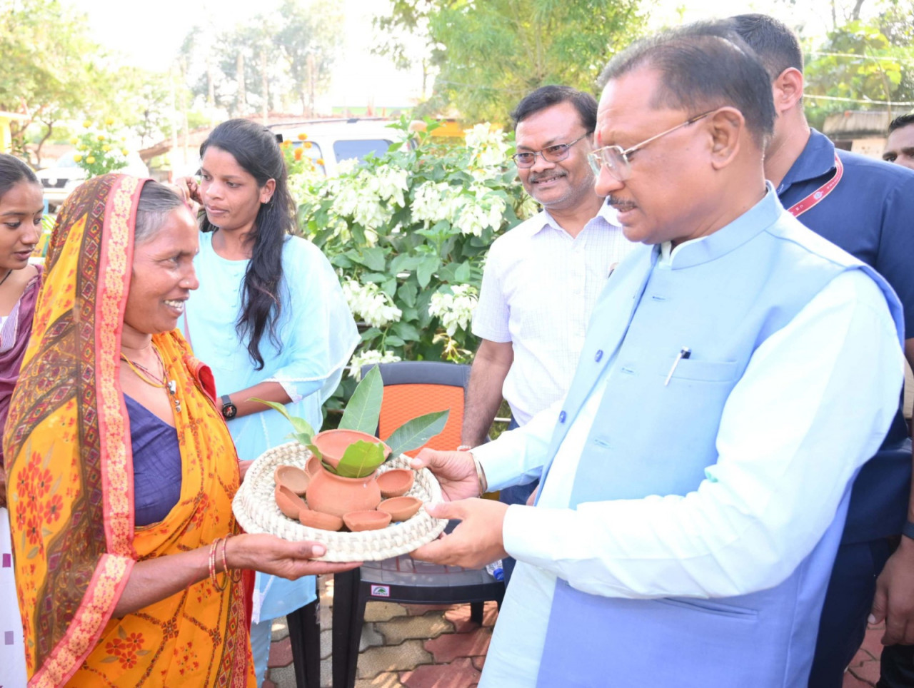 पीएम आवास योजना के हितग्राहियों को मुख्यमंत्री साय ने   भेंट... - CG Sandesh