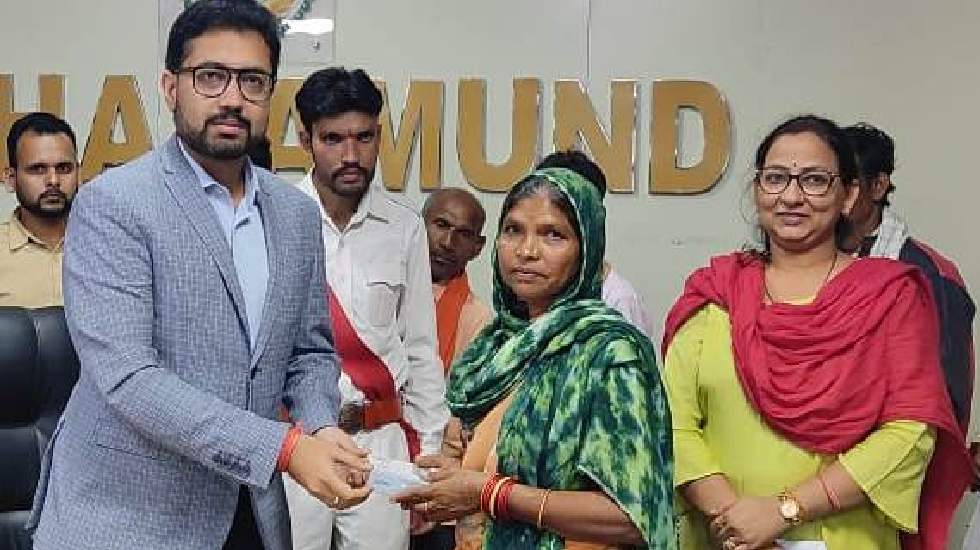 महासमुंद : जन चौपाल में मिले 59 आवेदन, कलेक्टर ने सुनी लोगों... - CG Sandesh