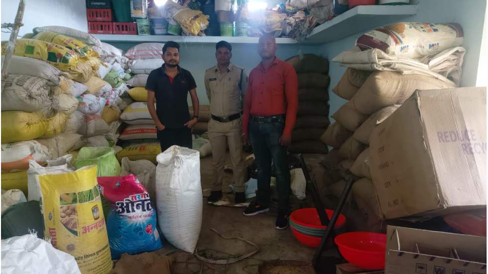 बागबाहरा में साहू किराना स्टोर्स से 110 बोरी अवैध धान जब्त - CG Sandesh