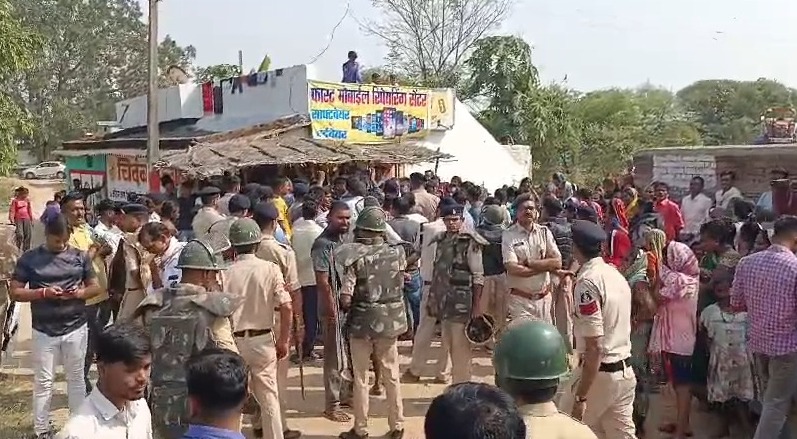 CG : जमीन विवाद के चलते आपस में भिड़े दो गुट, गांव छावनी में तब्दील