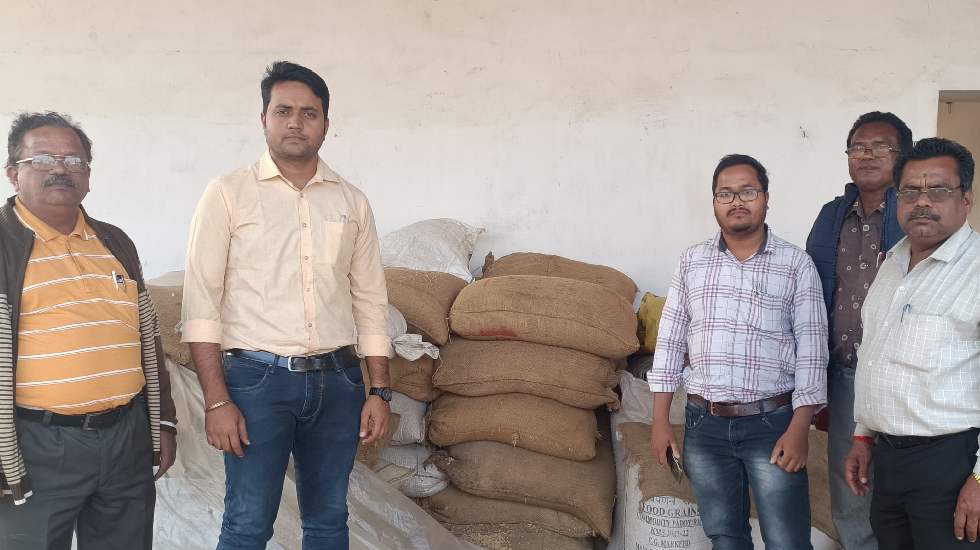 महासमुंद : ग्राम सिंघनपुर में 24 क्विंटल अवैध धान जब्त - CG Sandesh