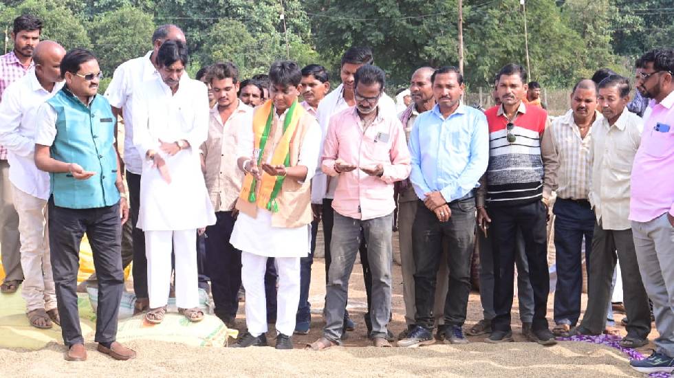 महासमुंद : किसानों ने विधायक को दिखाया प्लांट के प्रदूषण से ... - CG Sandesh