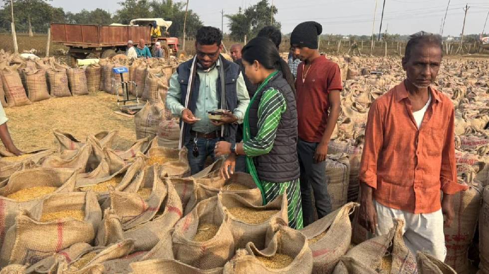 महासमुंद : बेलसोंडा, बरोंडाबाजार और बम्हनी धान उपार्जन केंद्... - CG Sandesh