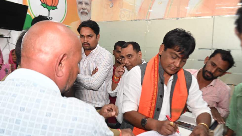 महासमुंद : गाली-गलौज कर गांव में लहराया धारदार हथियार, ग्राम... - CG Sandesh