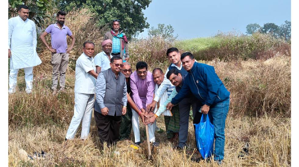 बसना : लघुत्तम सिंचाई तालाब निर्माण हेतु भूमि पूजन कार्यक्रम... - CG Sandesh