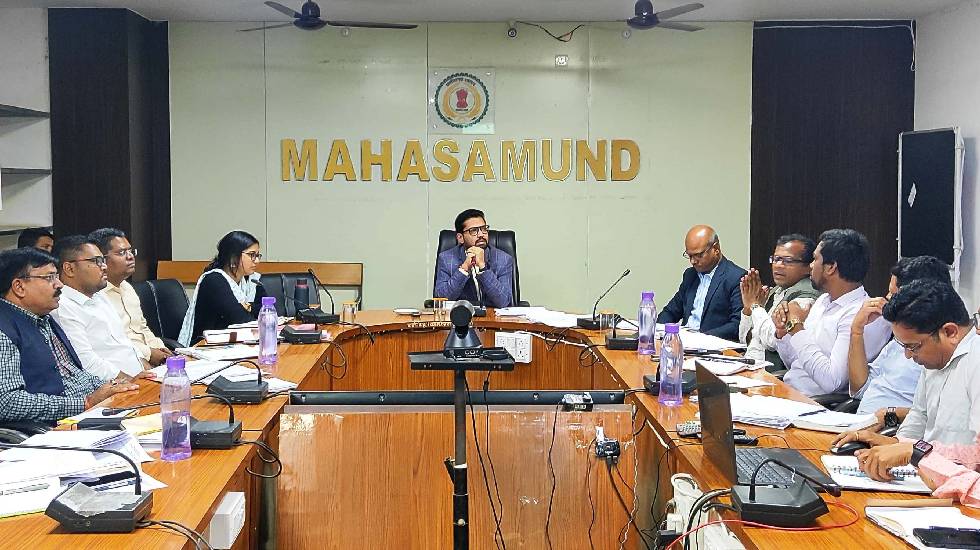 महासमुंद : कलेक्टर ने ली राजस्व अधिकारियों की बैठक - CG Sandesh